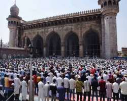 The mosque has the capacity of seating twenty thousand people at a time who can pray at one time, making it one of the largest mosques throughout Indi